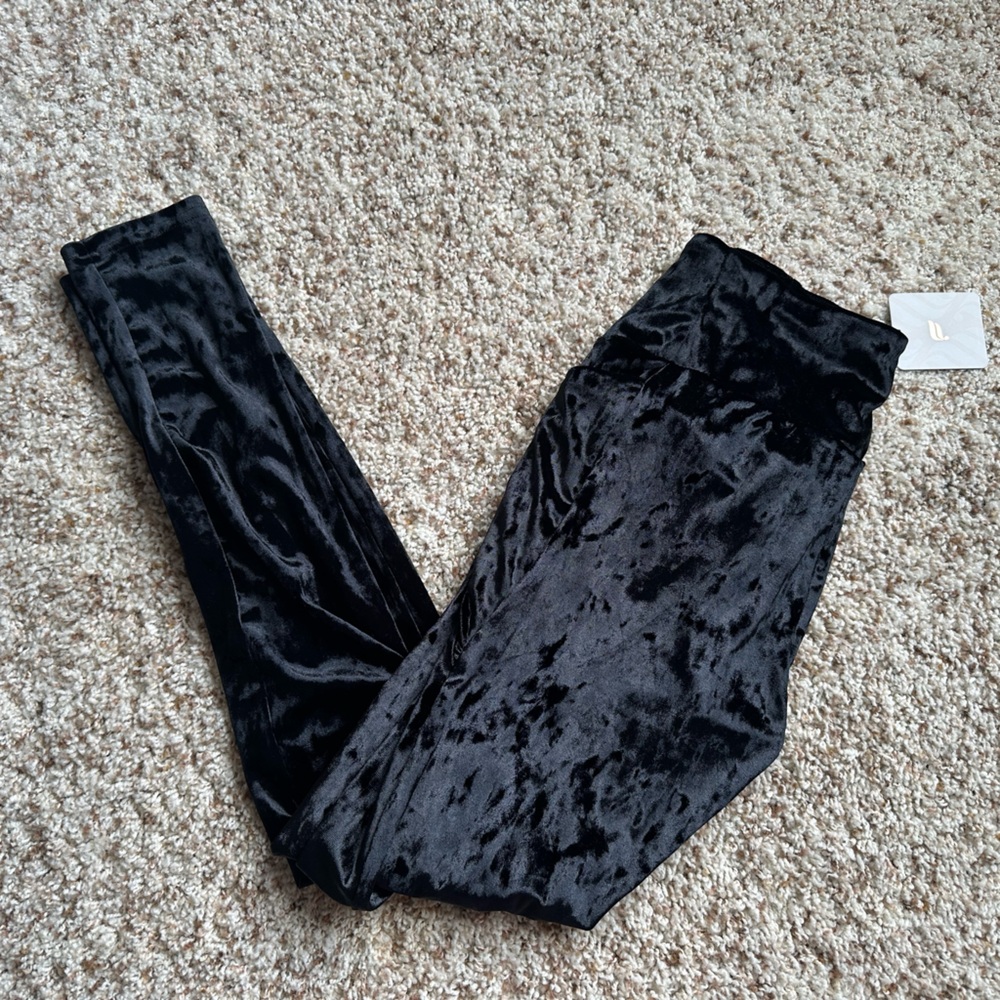 NWT Fabletics High Waisted Velour Crossover Legging- short.